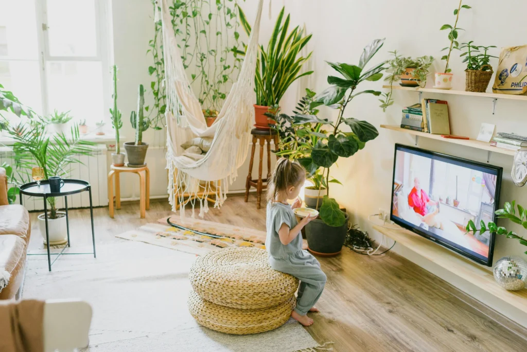 Niño comiendo mientras mira televisión
